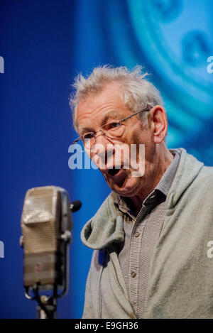 Swansea, Großbritannien. 27. Oktober 2014.  Im Bild: Schauspieler Ian McKellen Re: Dylathon Event zu feiern Dylan Thomas Geburtstag Jubiläum, das Grand Theatre, Swansea, Südwales. Bildnachweis: D Legakis/Alamy Live-Nachrichten Stockfoto