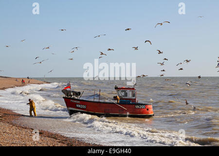 Hastings-Fischerboot, die Landung am Strand alte Stadt Stade, East Sussex, England UK, GB Stockfoto