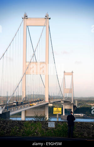 Ein Mann anzeigen die erste Severn-Brücke (eröffnet 1966) von der nördlichen Seite der Bank bei Aust UK Englisch (Ost) Stockfoto