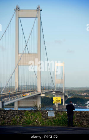 Ein Mann anzeigen die erste Severn-Brücke (eröffnet 1966) von der nördlichen Seite der Bank bei Aust UK Englisch (Ost) Stockfoto