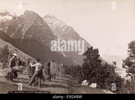 Ein Panoramafoto von Romsdalen mit Juratind und dem Eikisdalsvandet (Eikisdalsvatnet) See. Dieses Bild von Axel Lindahl zeigt die natürliche Schönheit der Region Møre og Romsdal in Norwegen. Stockfoto