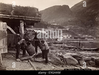 Foto von Fischern in Stranda, Møre og Romsdal, Norwegen, aufgenommen von Axel Lindahl. Das Bild zeigt einheimische Fischer, die in der Geiranger-Region arbeiten, mit einem Schwerpunkt auf die Naturlandschaft und das tägliche Leben im frühen 20. Jahrhundert. Stockfoto