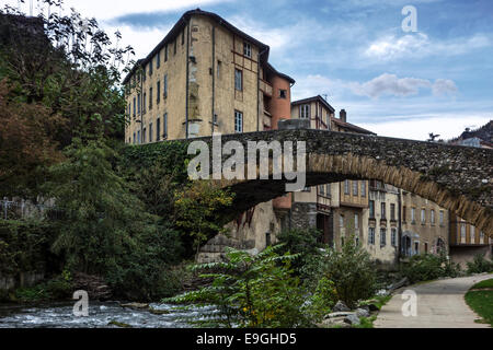 Die mittelalterliche Steinbrücke Pont Saint-Martin über den Fluss La Gère in der Stadt Vienne, Rhône-Alpes, Isère, Frankreich Stockfoto