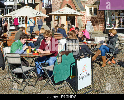 Touristen auf Tischen in einem Café in Domplatz, Exeter, Devon, uk Stockfoto