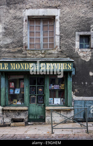 Alten Buchhandlung Le Monde À l'Envers in das Dorf La Charité-Sur-Loire, Burgund, Nièvre, Frankreich Stockfoto