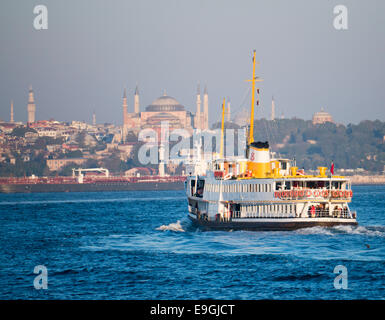 Eine Fähre in Istanbul gehen von Kadiköy auf der asiatischen Seite des Bosporus auf der europäischen Seite in der Türkei Stockfoto