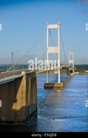 Die erste Severn-Brücke (eröffnet 1966) angesehen, von der nördlichen Seite der Bank bei Aust UK Englisch (Ost) Stockfoto