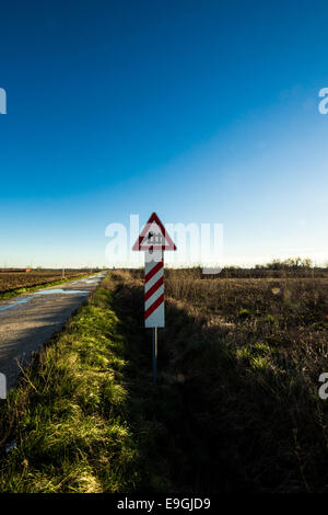 eine isolierte Bahnübergang im Plan von Friaul-Julisch-Venetien. Stockfoto