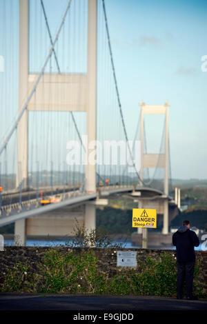 Ein Mann anzeigen die erste Severn-Brücke (eröffnet 1966) von der nördlichen Seite der Bank bei Aust UK Englisch (Ost) Stockfoto