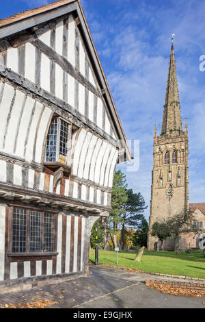 The15th Fachwerk Jahrhundert Tudor Merchants House und St. Nicolas Church, Kings Norton, Birmingham, West Midlands, England, UK Stockfoto