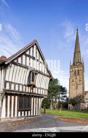 The15th Fachwerk Jahrhundert Tudor Merchants House und St. Nicolas Church, Kings Norton, Birmingham, West Midlands, England, UK Stockfoto