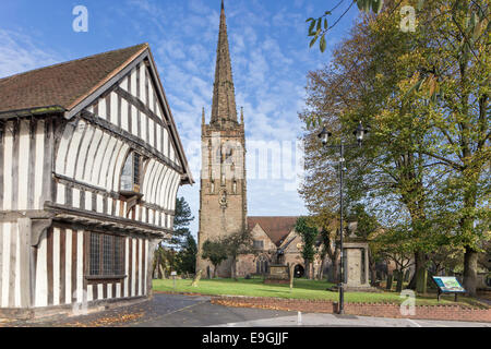 The15th Fachwerk Jahrhundert Tudor Merchants House und St. Nicolas Church, Kings Norton, Birmingham, West Midlands, England, UK Stockfoto