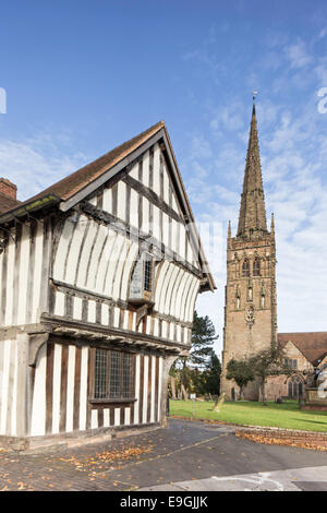 The15th Fachwerk Jahrhundert Tudor Merchants House und St. Nicolas Church, Kings Norton, Birmingham, West Midlands, England, UK Stockfoto