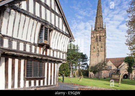 The15th Fachwerk Jahrhundert Tudor Merchants House und St. Nicolas Church, Kings Norton, Birmingham, West Midlands, England, UK Stockfoto