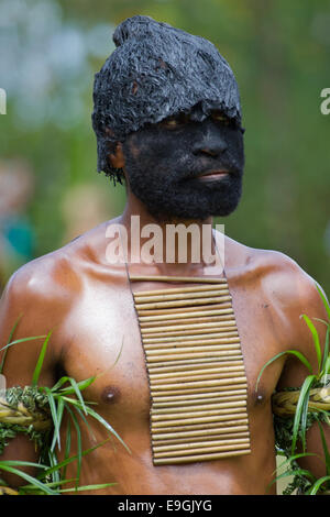 Stammesangehörige des Bezirks Tambul-Nebilyer trägt schwarzes Gesicht in Sing Sing Stockfoto