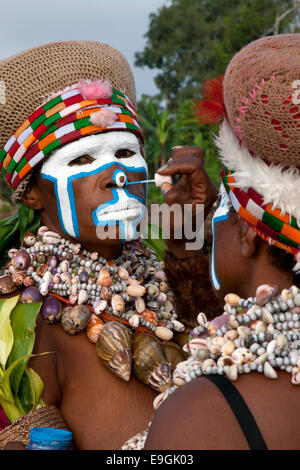 Anwendung Gesicht malen, Mt. Hagen Sing Sing Stockfoto