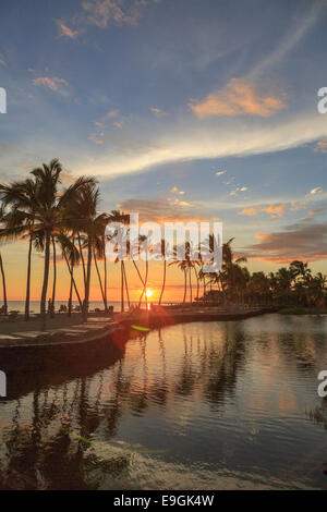 Sonnenuntergang an der Anaehoomalu Bucht in Waikoloa Beach, Hawaii mit Fischteich im Vordergrund. Stockfoto