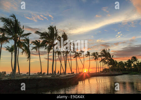 Sonnenuntergang an der Anaehoomalu Bucht in Waikoloa Beach, Hawaii mit Fischteich im Vordergrund. Stockfoto