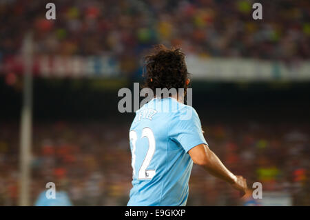 BARCELONA - AUG 19: Carlos Tevez, Manchester City Spieler spielt gegen Carles Puyol, der FC Barcelona. Joan Gamper Throphy. Stockfoto