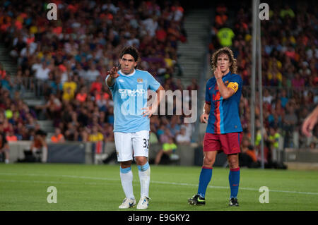 BARCELONA - AUG 19: Carlos Tevez, Manchester City Spieler spielt gegen Carles Puyol, der FC Barcelona. Joan Gamper Throphy. Stockfoto