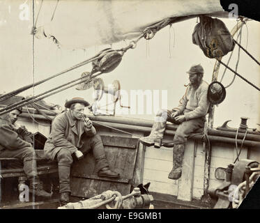Dieses Foto aus dem Jahr 1894 zeigt Fridtjof Nansen und seine Crew, die während ihrer Arktis-Expedition an Bord der Fram ruhen. Es fängt einen Moment der Entspannung während ihrer Reise durch die Polarregionen ein. Stockfoto