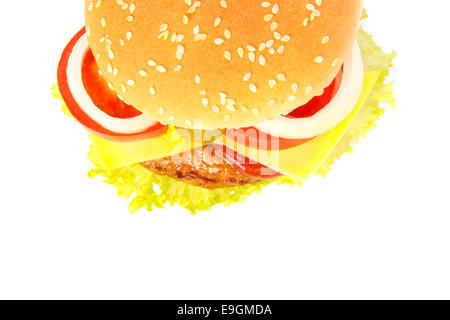 Draufsicht auf einen Burger mit Käse, Gurken, Zwiebeln, Tomaten, Ketchup und Senf auf weißem Hintergrund Stockfoto
