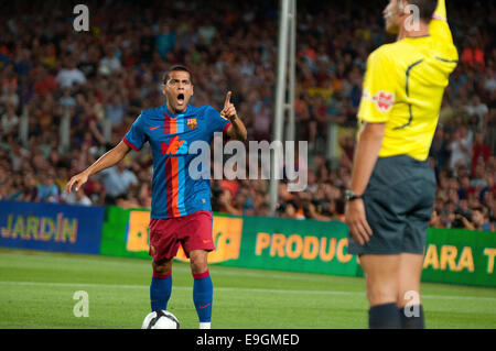 BARCELONA - AUG 19: Daniel Alves, F.C Barcelona-Spieler, wütend mit dem Schiedsrichter. Joan Gamper Throphy im Camp Nou-Stadion. Stockfoto