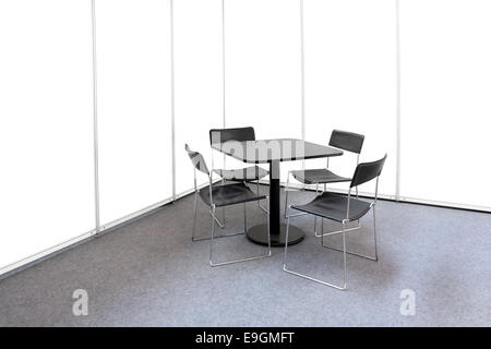 Schwarzer Schreibtisch mit vier Stühlen im leeren Büro Stockfoto