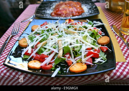 Italienische Caesar Salat in einem Restaurant in Rom, Italien. Stockfoto