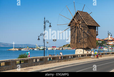 Nessebar, Bulgarien - 21. Juli 2014: Küstenlandschaft mit alte hölzerne Windmühle. Antike Stadt Nessebar, Bulgarien. Schwarzmeer-Küste Stockfoto