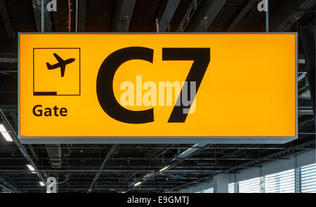 Gelb beleuchtet Schild am Flughafen mit Tor Nummer für abfliegende Flüge Stockfoto