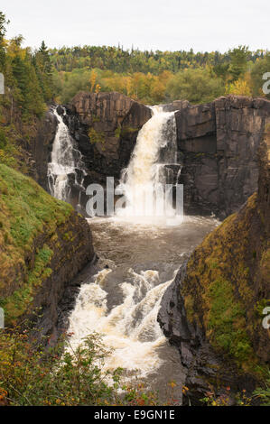 Hohe Wasserfälle des Flusses Taube, Grand Portage State Park, Ontario, Kanada Stockfoto