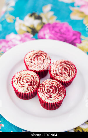 Red Velvet Cupcakes auf einem Teller Stockfoto