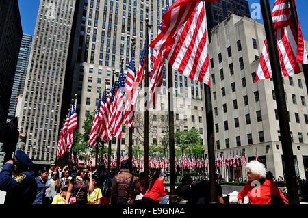 NYC: Amerikanische Flaggen wehen in Massen rund um den Platz am Rockefeller Center am Memorial Day Stockfoto