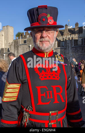 Beefeater einheitliche Tower Bridge London UK Stockfoto