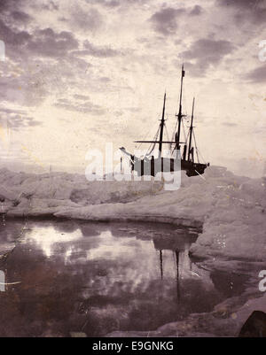 Das Foto zeigt das Schiff *Fram*, das während seiner Arktis-Expedition 1894 im Eis gefangen war. Die *Fram*, geführt von Fridtjof Nansen, ist eines der berühmtesten Polarforschungsschiffe, bekannt für ihre Reise in die arktischen Regionen. Stockfoto