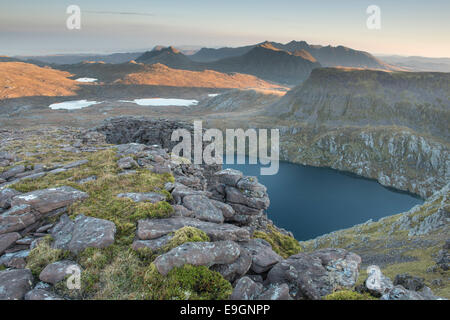 Ansicht von A' Mhaighdean über Fuar Loch Mor Ruadh Stac Mor, Beinn Dearg Mor und eine Teallach, Fisherfield Wald, Schottland Stockfoto