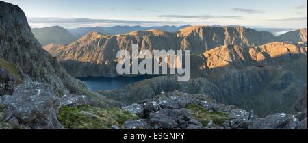 Panoramablick von A' Mhaighdean über Gorm Loch Mor Beinn Lair und Sgurr Dubh und fernen Berge Torridon, Schottland Stockfoto