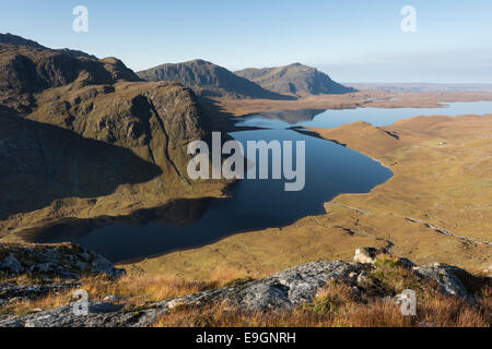 Blick über Dubh Loch und Fionn Loch von Nord West Ridge von A' Mhaighdean, Letterewe Wilderness, Fisherfield Wald, Schottland Stockfoto