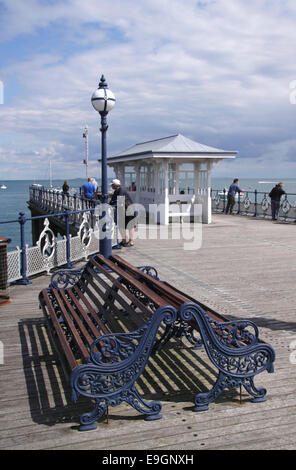 Bänke auf Swanage Pier-Dorset-England Stockfoto