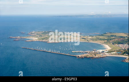 Wellenbrecher und Braye Bay, Alderney, Kanalinseln Stockfoto