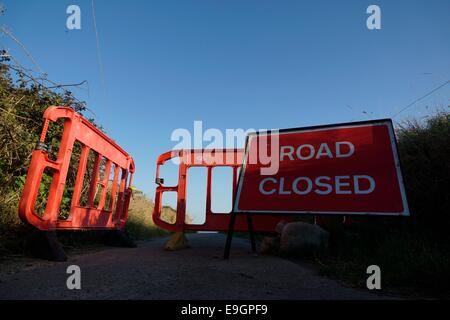 Straße gesperrt Schild an einer Küstenstraße in Happisbugh, Norfolk, die durch Erosion der Küsten zerstört wurde Stockfoto