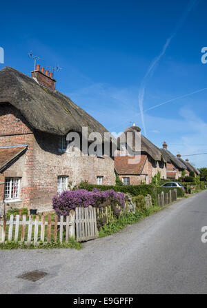 Reihe von strohgedeckten Hütten im kleinen Dorf von Osten Stratton in der Nähe von Winchester in Hampshire, England, UK Stockfoto