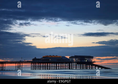 Cromer Pier bei Sonnenuntergang an einem Sommerabend Stockfoto