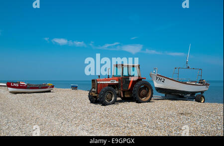 Angelboote/Fischerboote und eines Traktors auf Cley Strand. Stockfoto