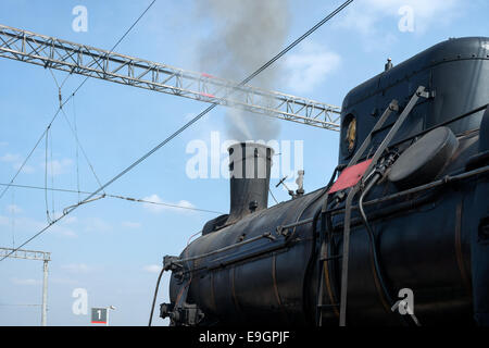 Dampf-Lokomotive in Dampf und abfahrbereit. Teilansicht des schwarzen Kessel und Schornstein. Es tritt Rauch aus einem Schornstein Stockfoto