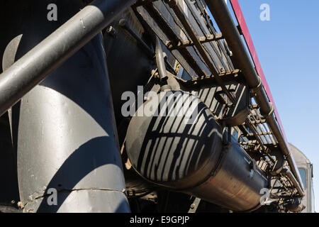 Detailansicht von einigen metallischen Details eine alte Dampflok. Schwarzen und roten Farben einer Eisen-Konstruktion Stockfoto