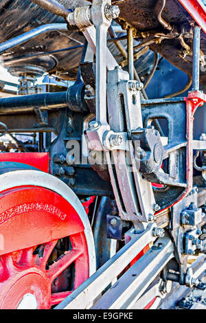 Detailansicht von Dampf Lok Räder, Laufwerke, Stangen, Links und andere mechanische Details. Weißen, schwarzen und roten Farben Stockfoto