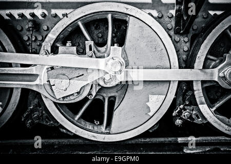 Detailansicht von Dampf Lok Räder, Laufwerke, Stangen, Links und andere mechanische Details. Schwarz / weiß Fotografie Stockfoto