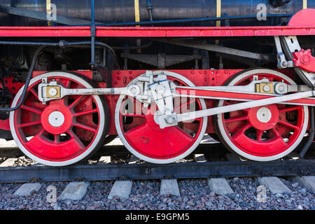 Detailansicht von Dampf Lok Räder, Laufwerke, Stangen, Links und andere mechanische Details. Weißen, schwarzen und roten Farben Stockfoto